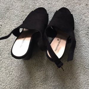 Black wedges